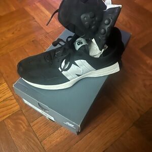 New Balance Men's Black and Silver Sneakers